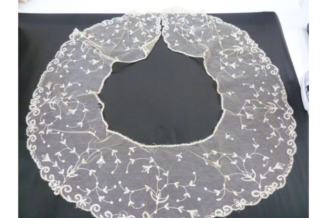 Antique lace collars and shawls, needlepoint, Nottingham lace, etc. x 5 and  a vintage brown net - Image 3 of 6