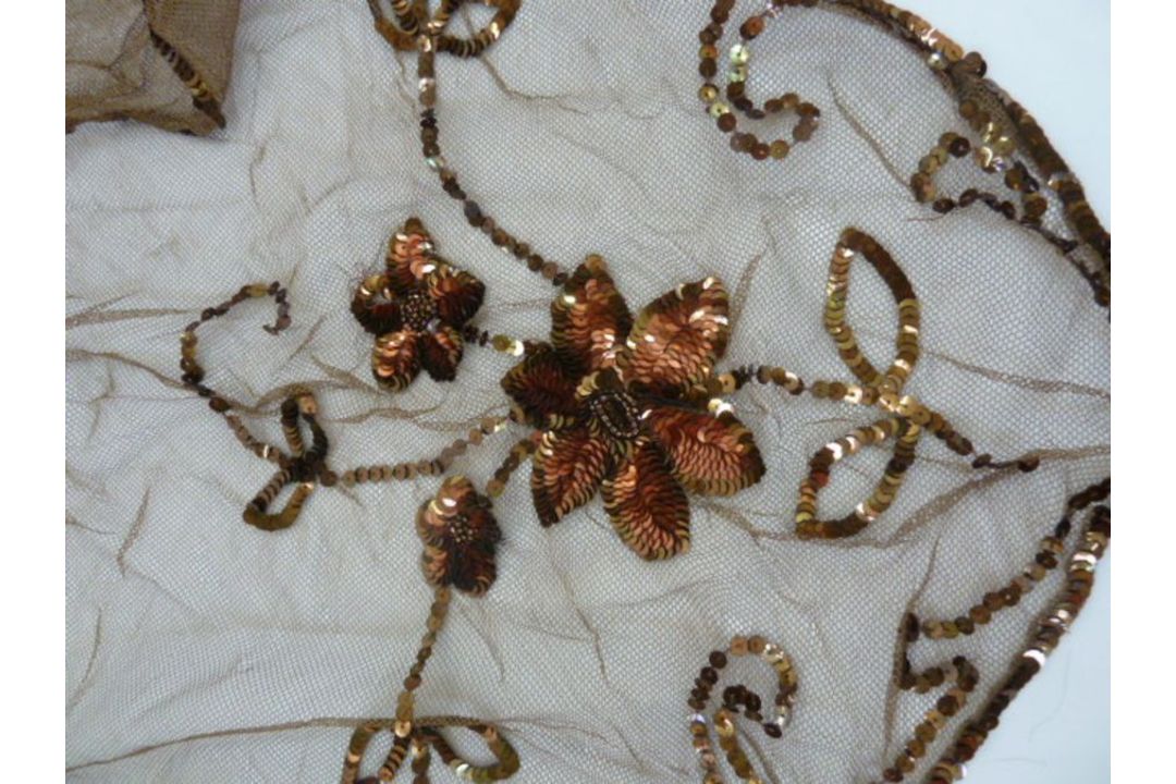 Antique lace collars and shawls, needlepoint, Nottingham lace, etc. x 5 and  a vintage brown net - Image 6 of 6