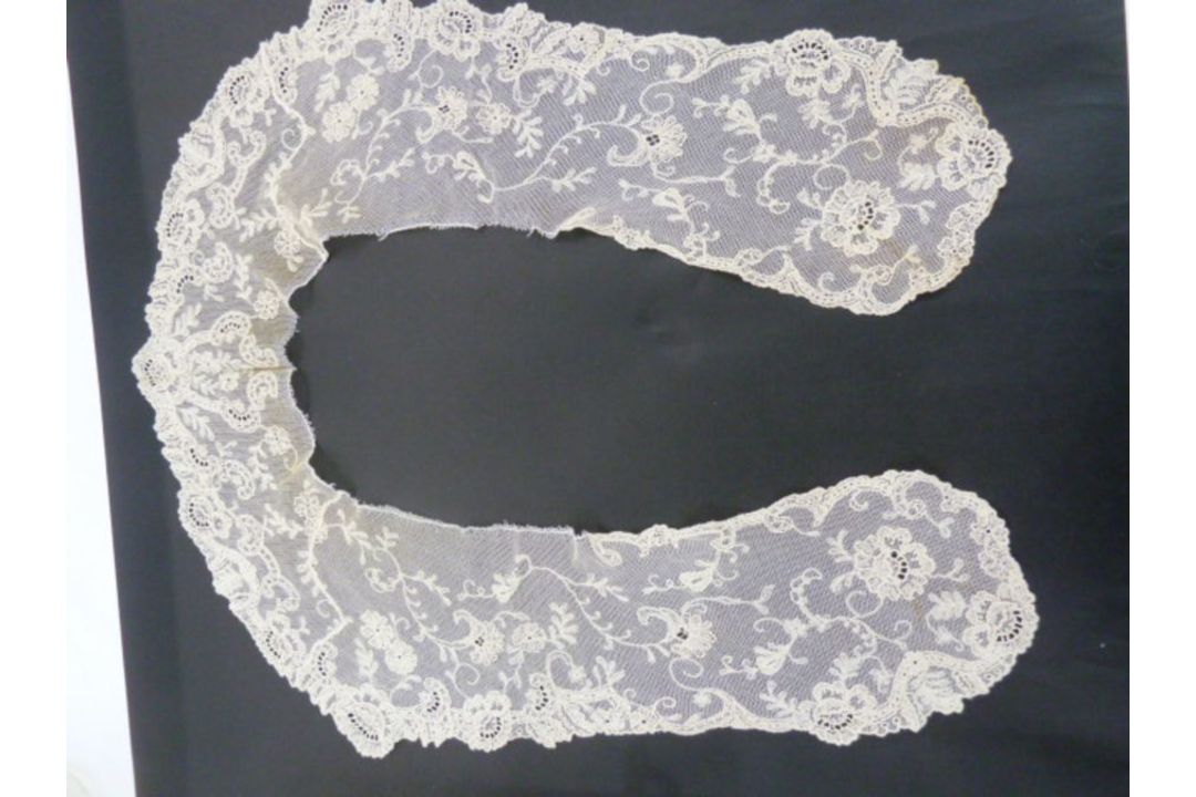Antique lace collars and shawls, needlepoint, Nottingham lace, etc. x 5 and  a vintage brown net - Image 4 of 6