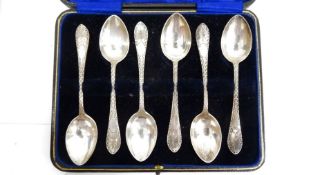 Set of six Edwardian silver coffee spoons with wriggle engraved handles, in case