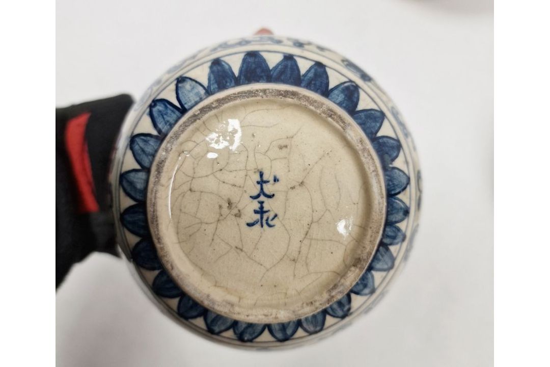 20th century lidded ovoid pot in the Chinese taste, decorated with butterflies and two ginger - Image 4 of 6