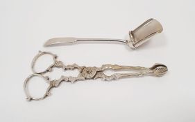 George IV silver shovel-pattern sugar spoon with fiddle pattern handle, Birmingham 1822 and a pair