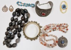 A small quantity of costume jewellery (1 box)