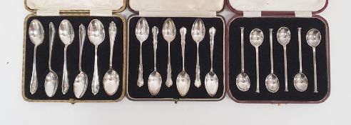 Set of six silver teaspoons, shaped thread, cased, a set of silver coffee spoons, thread pattern,