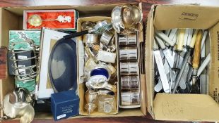 Quantity of assorted loose plated flatware, plated napkin rings, pepperettes, toast rack, etc (2