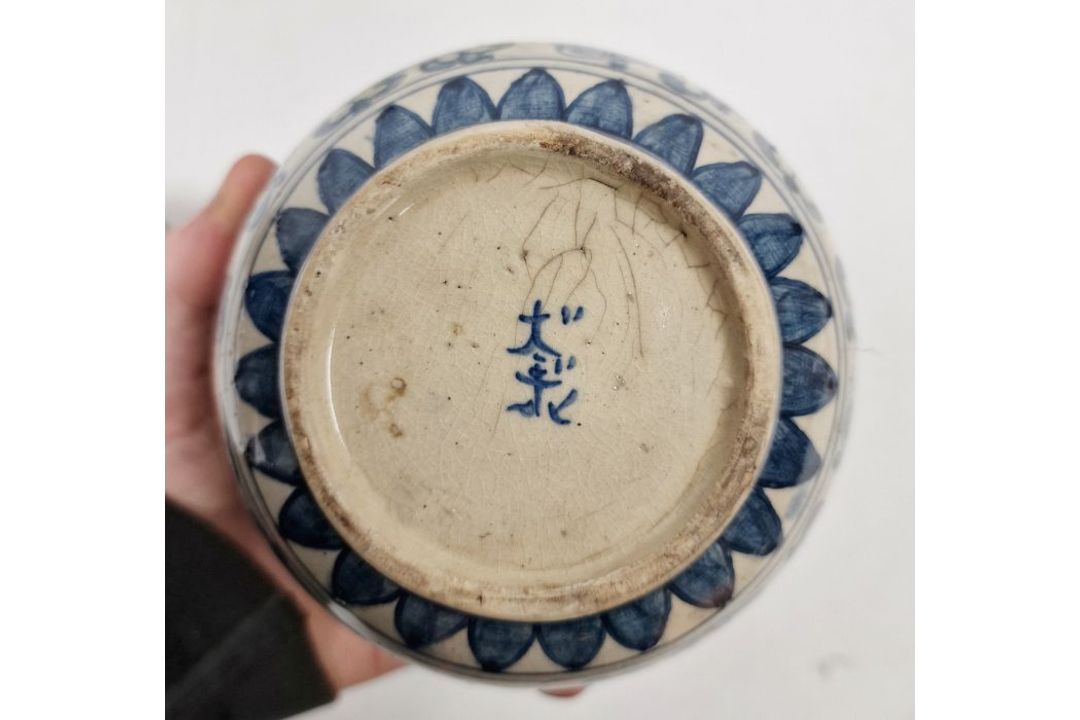 20th century lidded ovoid pot in the Chinese taste, decorated with butterflies and two ginger - Image 5 of 6