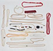 Quantity of costume jewellery (1 box)