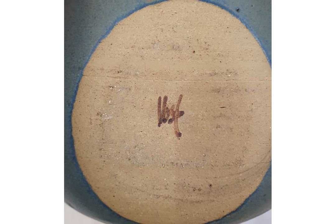 Eddie Hopkins (1941-2007) for Winchcombe Pottery lidded and handled casserole with tenmoku glaze, - Image 10 of 14