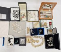A large quantity of modern costume jewellery (1 box)
