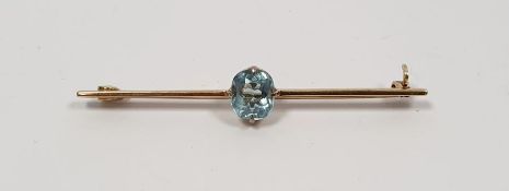 15ct gold and aquamarine set bar brooch, 2.5g approx.