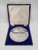 Limited edition silver plate no.1140/2000 designed by Doris Lindner, in commemoration of the