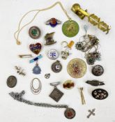 Silver enamel circular butterfly badge, a 9 carat gold hunting horn brooch, 0.5g in total with later