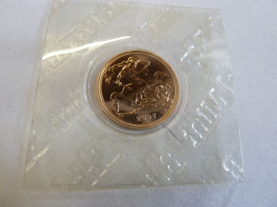 Gold brilliant uncirculated half-sovereign 2007 - Image 2 of 2
