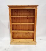 Contemporary pine bookcase with reeded sides and three adjustable shelves, 137cm high x 97.5cm