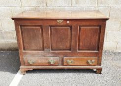 Oak Georgian-style mule chest with hinged plank top, above panelled front and sides and two drawers,