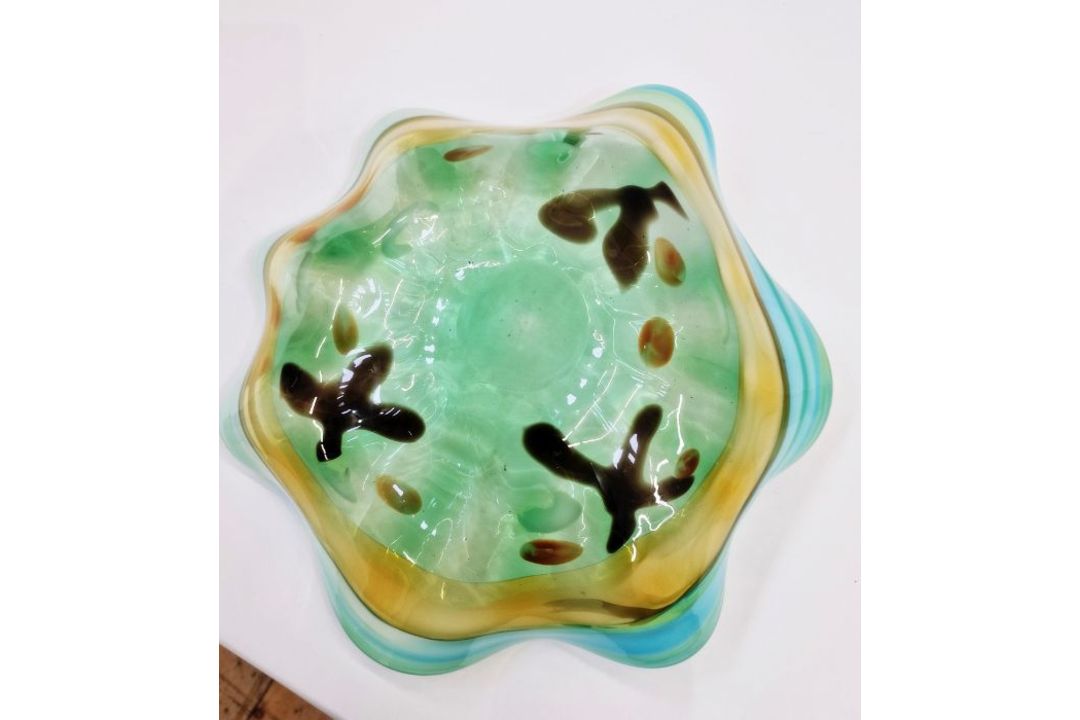 Viz Glass Inc. American glass centrepiece bowl in green, yellow and brown, with label, 39cm diameter - Image 5 of 5