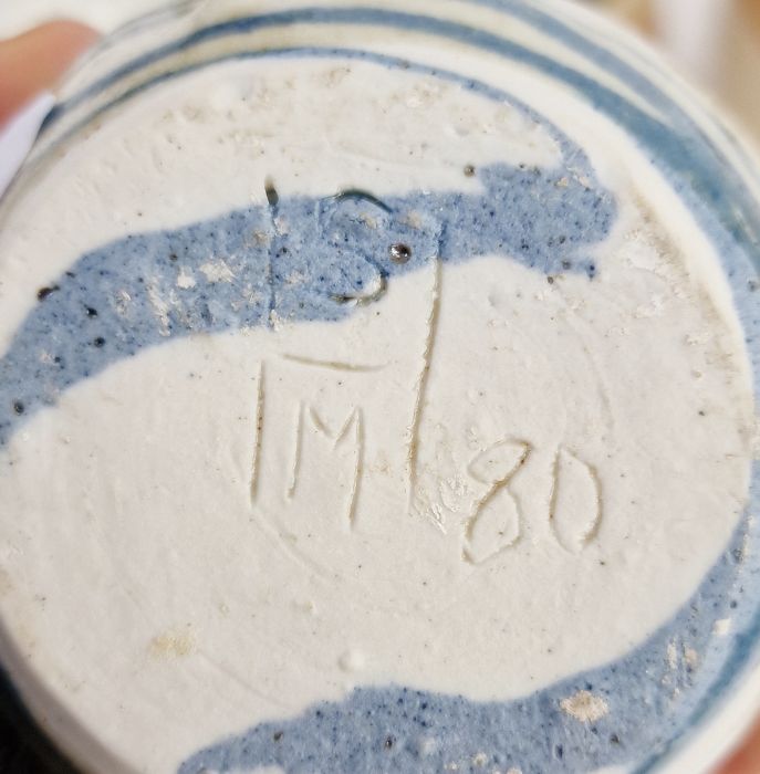 Mixed lot of studio pottery to include The Fulham Pottery jug, 'The Orkney Pottery' floral decorated - Image 12 of 18