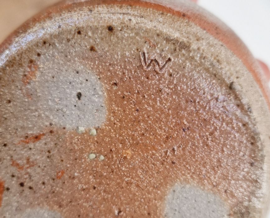 Mixed lot of studio pottery to include The Fulham Pottery jug, 'The Orkney Pottery' floral decorated - Image 11 of 18