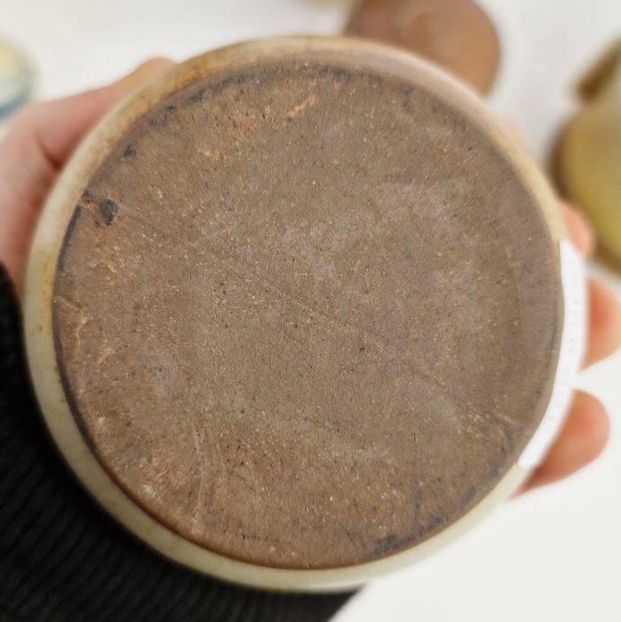 Mixed lot of studio pottery to include The Fulham Pottery jug, 'The Orkney Pottery' floral decorated - Image 9 of 18