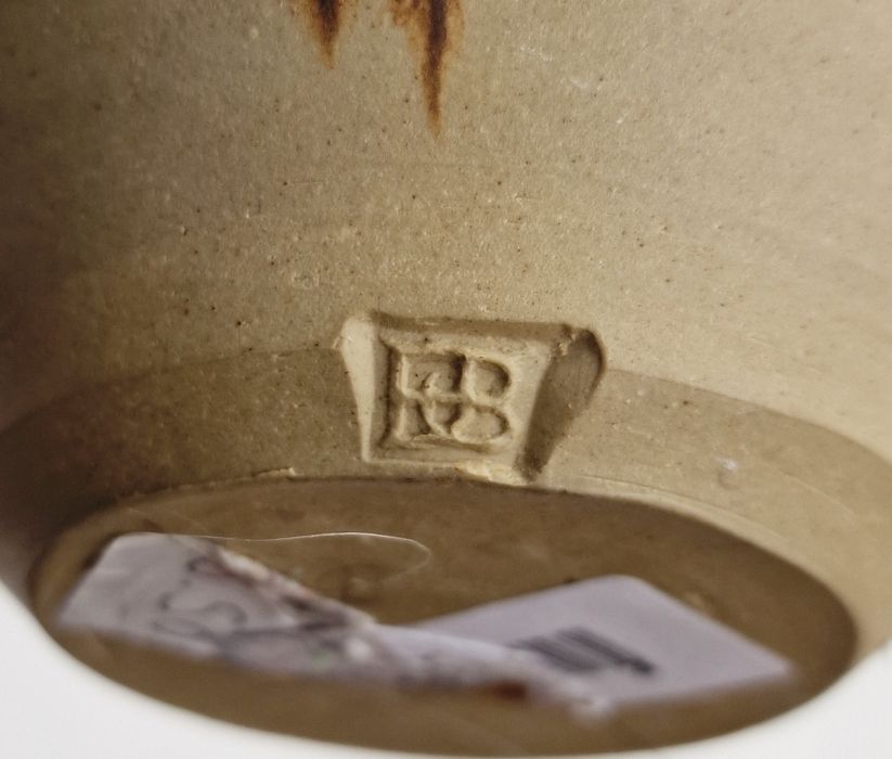 Mixed lot of studio pottery to include The Fulham Pottery jug, 'The Orkney Pottery' floral decorated - Image 15 of 18
