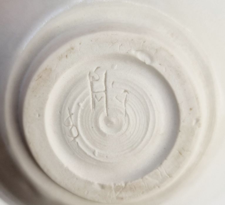 Mixed lot of studio pottery to include The Fulham Pottery jug, 'The Orkney Pottery' floral decorated - Image 13 of 18