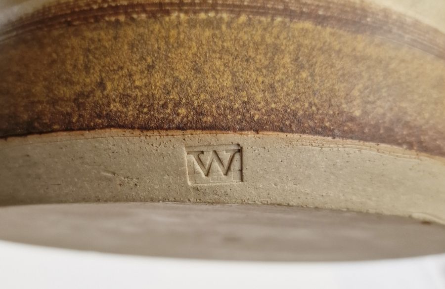 Mixed lot of studio pottery to include The Fulham Pottery jug, 'The Orkney Pottery' floral decorated - Image 17 of 18