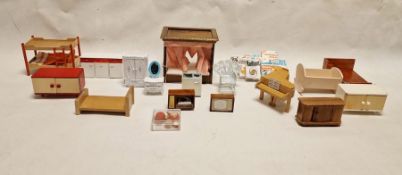 Collection of doll's house furniture (1 box)