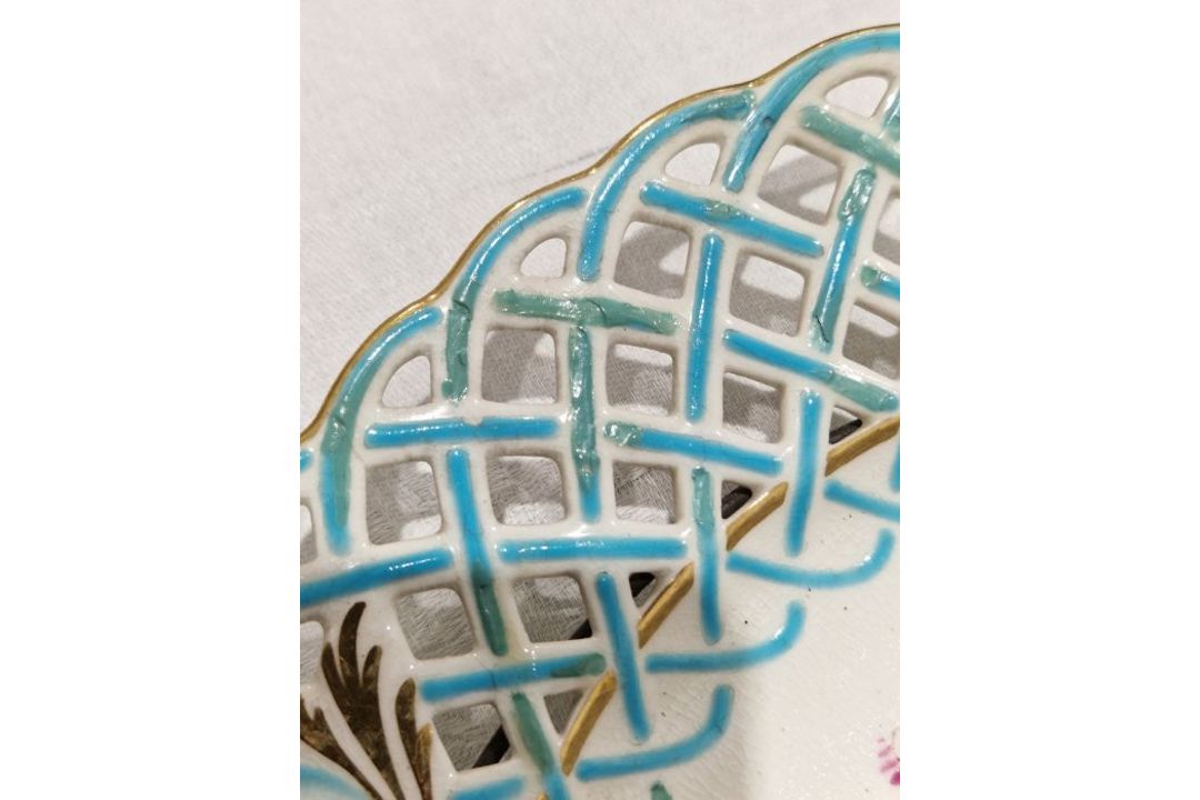 Collection of English and Continental pottery and porcelain, three Mintons pierced dessert plates - Image 31 of 35