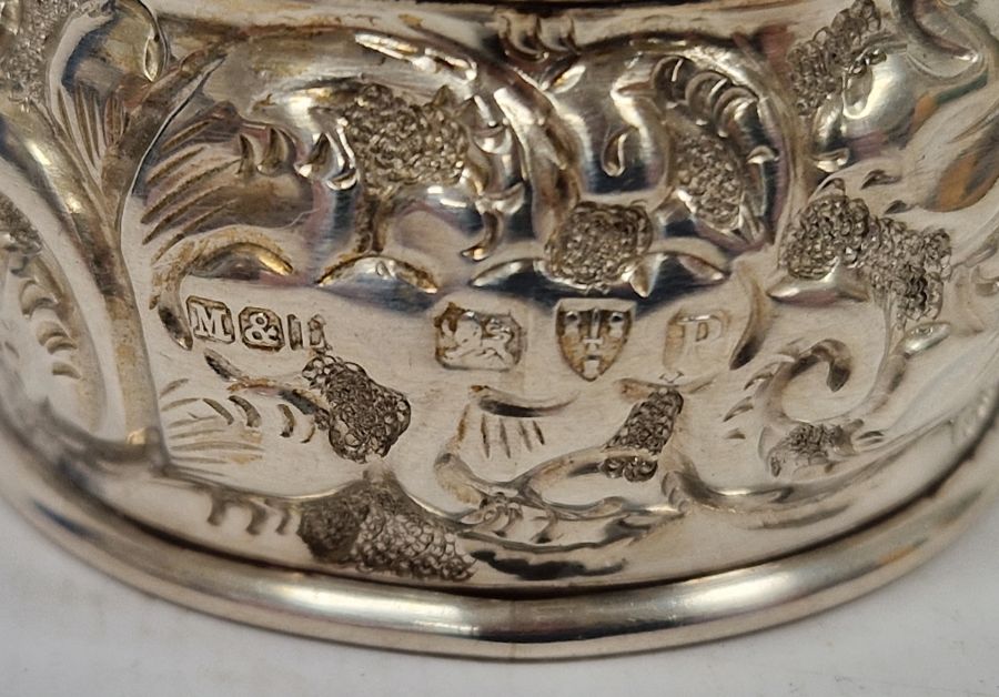 Fourteen assorted silver and silver-coloured napkin rings, various patterns, 9ozt total approx. (14) - Image 7 of 9