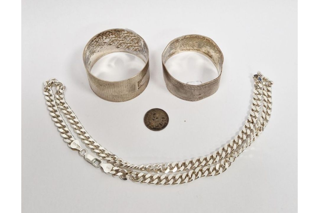 Silver chain necklace, 1g approx. and two silver napkin rings both name inscribed, 1g total (3) - Image 1 of 4