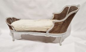 Louis XVI-style French painted beech Bergere day bed, on carved cabriole legs. Retains suppliers