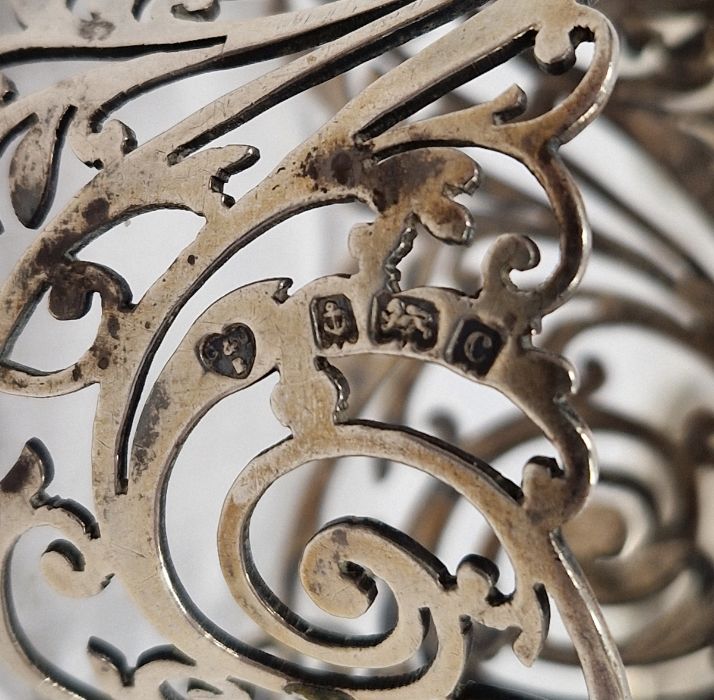 Fourteen assorted silver and silver-coloured napkin rings, various patterns, 9ozt total approx. (14) - Image 8 of 9