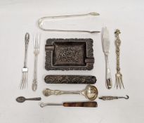 Silver-coloured metal ashtray 'Souvenir Tilberg Rieka, Anton Di Kliyer', a pair of silver sugar