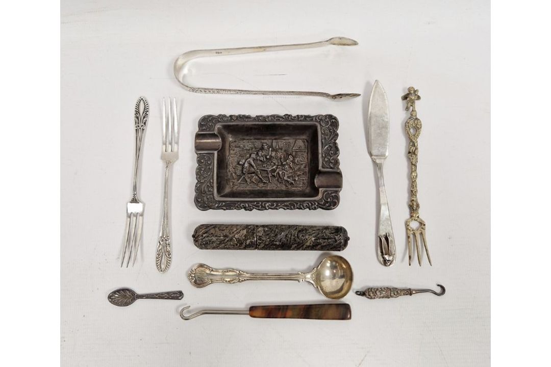 Silver-coloured metal ashtray 'Souvenir Tilberg Rieka, Anton Di Kliyer', a pair of silver sugar - Image 1 of 5