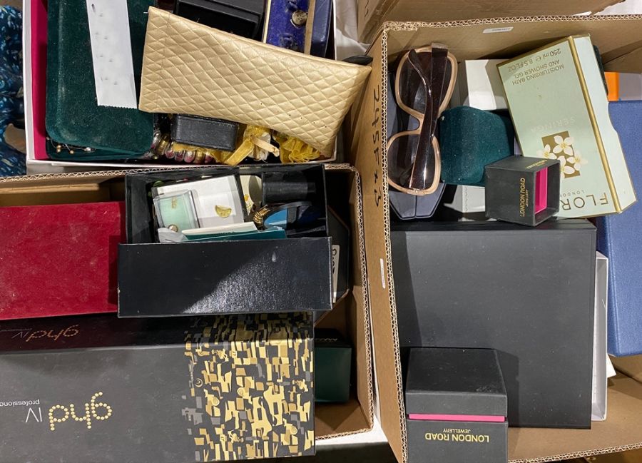 Large quantity of costume jewellery and empty jewellery boxes (3 boxes) - Image 3 of 3