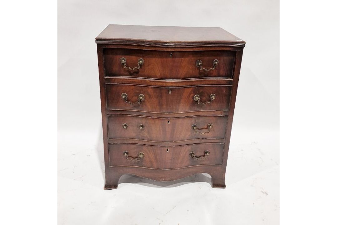 Reproduction mahogany serpentine-fronted chest of four long drawers, 75 x 61 x 44 cms a George II- - Image 1 of 3