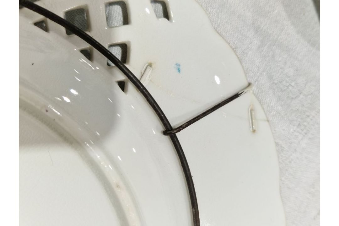Collection of English and Continental pottery and porcelain, three Mintons pierced dessert plates - Image 33 of 35