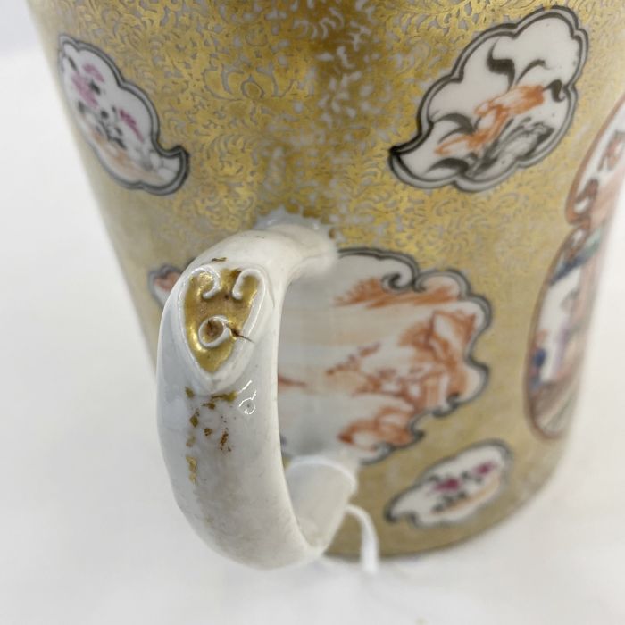 Chinese porcelain mug, cylindrical and painted in a large reserve with sailing vessels with - Image 2 of 5