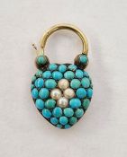 Gold heart-shaped padlock set with turquoise and seed pearls, 2.5cm approx., 3g approx.