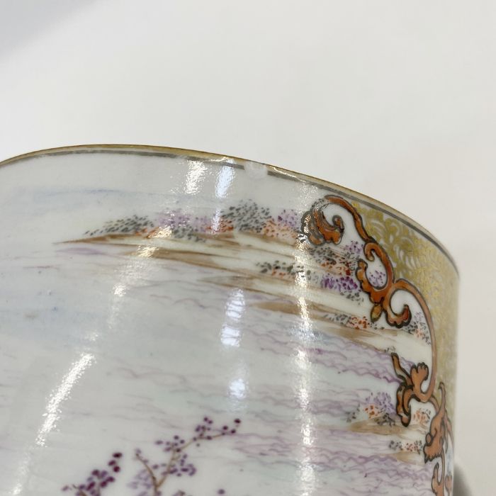Chinese porcelain mug, cylindrical and painted in a large reserve with sailing vessels with - Image 3 of 5