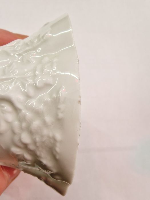 Chinese blanc de chine baluster vase with chioong applied, 13.5cm high, and a Chinese blanc de chine - Image 24 of 26