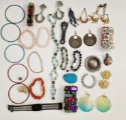 Quantity of costume jewellery to include earrings, bracelets and other items (1 box)