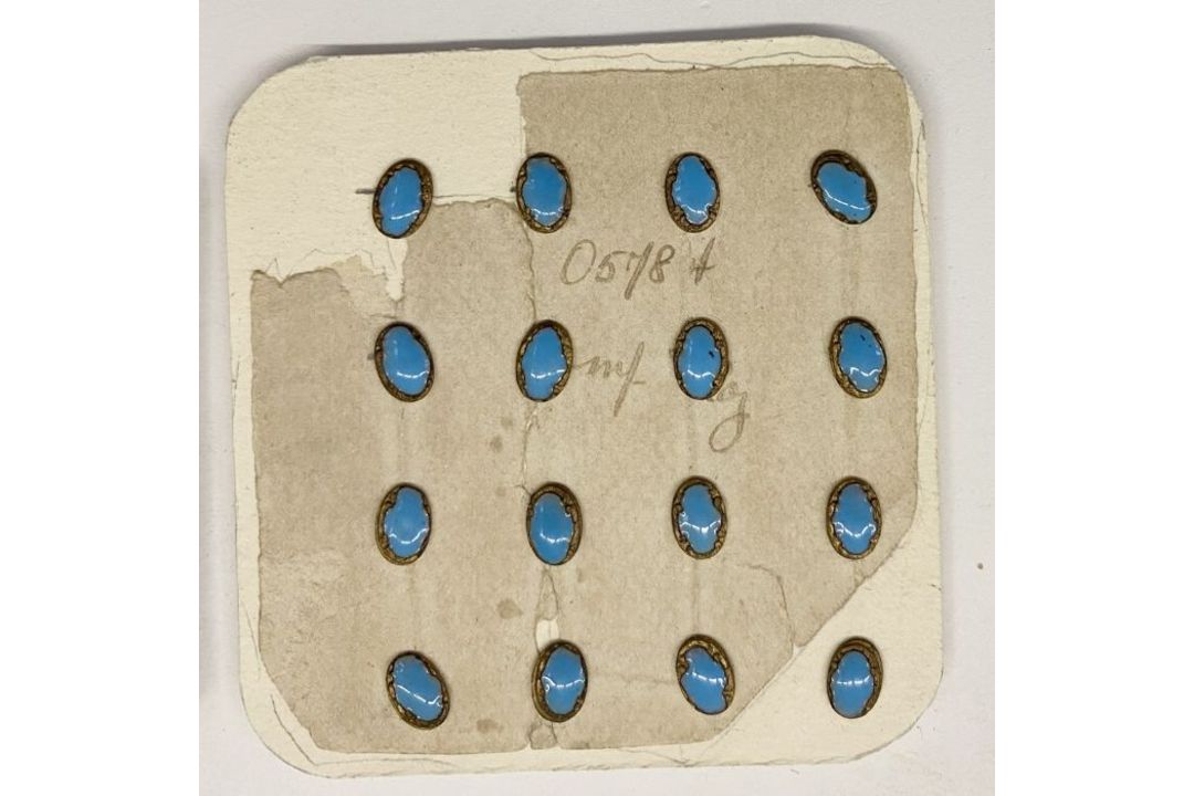 Set of Edwardian dress studs reverse painted under glass, with gold-coloured mounts, a set of - Image 2 of 5