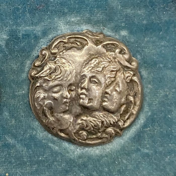 Edwardian silver buttons marked L&S 1904, showing cherub's heads, in likely original box - Image 2 of 3