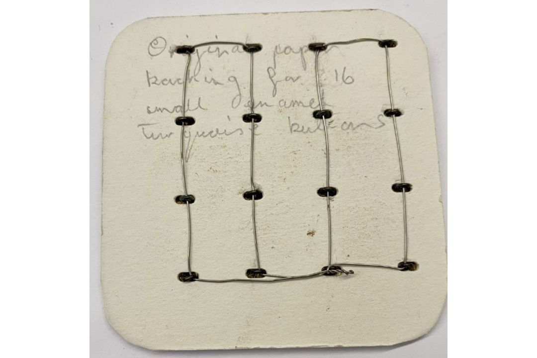 Set of Edwardian dress studs reverse painted under glass, with gold-coloured mounts, a set of - Image 4 of 5