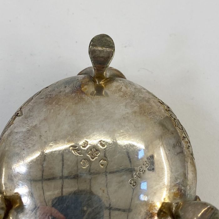 Gilt-metal compact with marcasite decoration, a silver-plated salt/mustard with blue glass liner, - Image 10 of 10