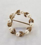 9ct gold and pearl circlet brooch with pearl and foliate border, cased