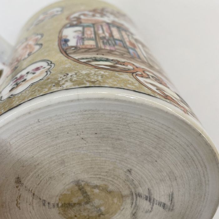 Chinese porcelain mug, cylindrical and painted in a large reserve with sailing vessels with - Image 4 of 5