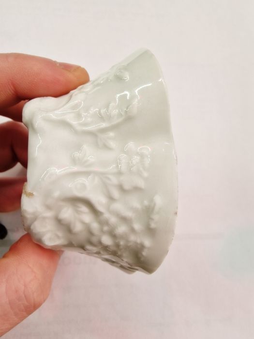 Chinese blanc de chine baluster vase with chioong applied, 13.5cm high, and a Chinese blanc de chine - Image 10 of 26