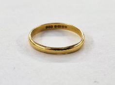 22ct gold wedding ring, 2.7g approx.